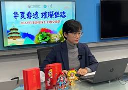 桌子上的电脑萤幕前的人描述已自动生成