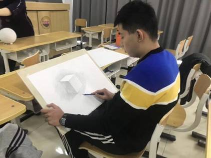 小孩们在桌子边低可信度描述已自动生成