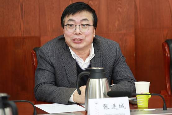 说明: 图片包含 人, 室内, 桌子, 橱柜描述已自动生成