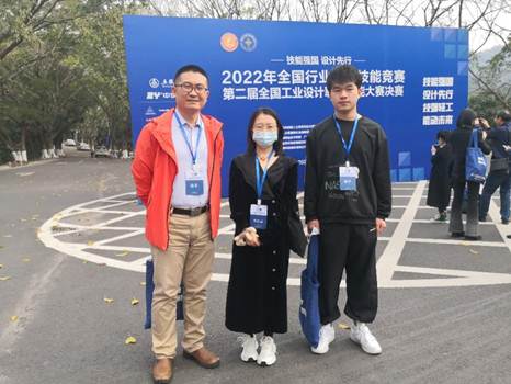 说明: 男人和女人站在路中间描述已自动生成