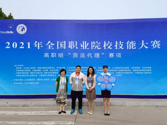 一群人站在沙滩上描述已自动生成