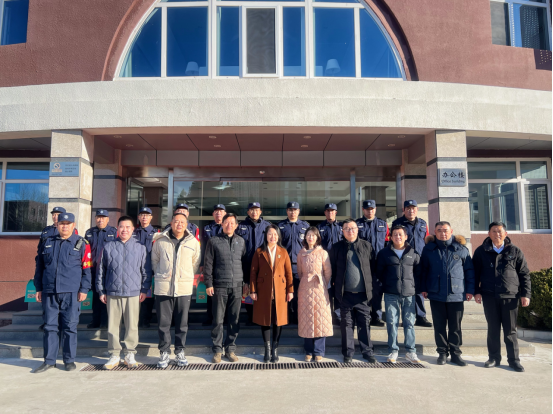 学校领导除夕看望慰问一线在岗干部职工