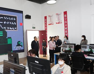 说明: 房间里有许多电脑萤幕画面中度可信度描述已自动生成