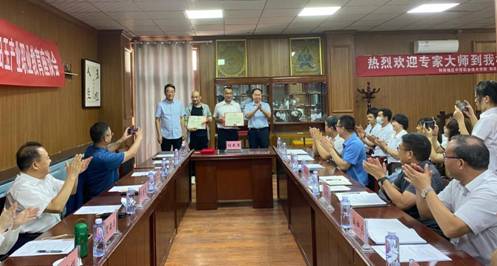 餐厅里的人们描述已自动生成