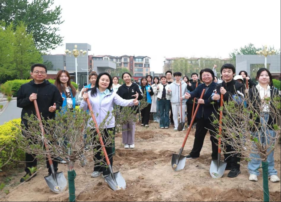 “植”此青绿 不负春光——学校开展义务植树活动