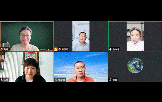 电视屏幕前的人们描述已自动生成