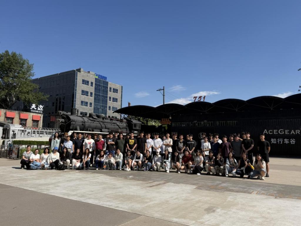 寻访“798”工业遗存 传承匠心精神——马克思主义学院开展行走的思政课