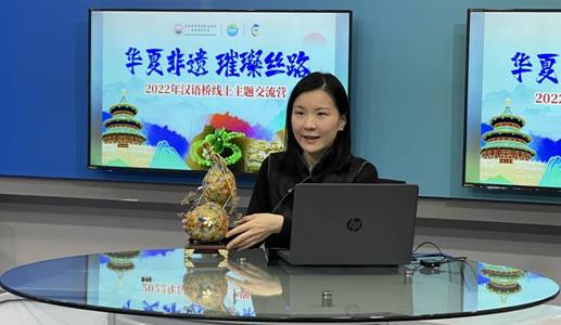 电脑前的人中度可信度描述已自动生成