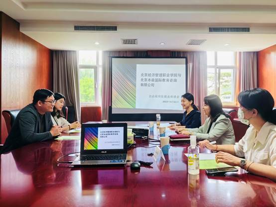 说明: 一群人在餐厅用餐描述已自动生成