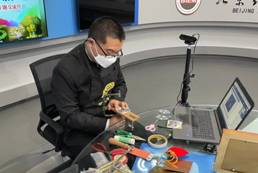 男人拿着笔记本电脑的桌子前中度可信度描述已自动生成