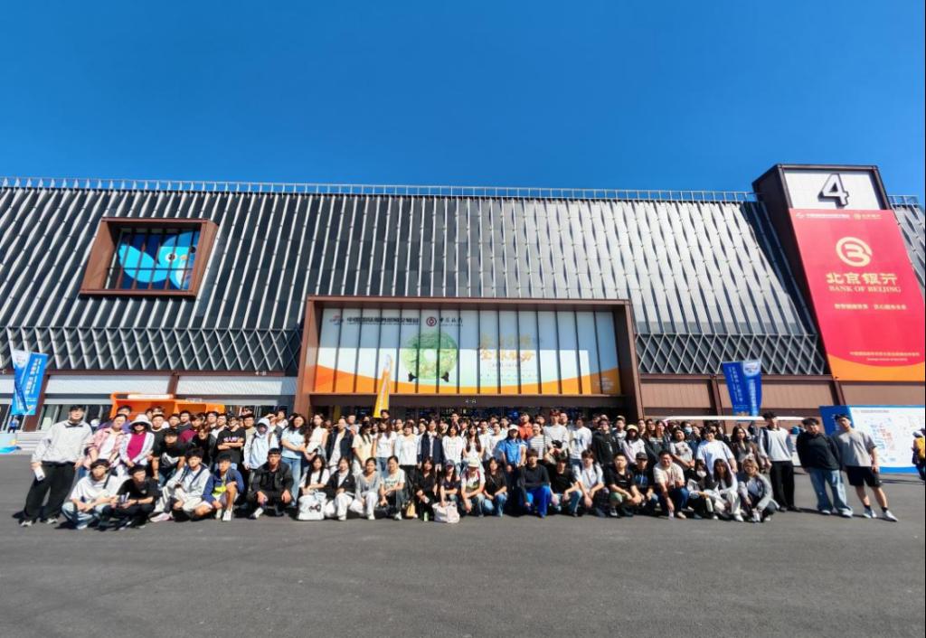 感悟数智创新力量 厚植青年使命担当——bat365在线平台组织学生赴2026年中国国际服务贸易交易会开展思政课实践教学活动
