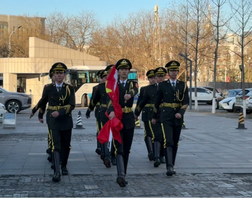 学校举行“健康筑基育新才 奋进扬帆启新程”新学期首次升旗仪式