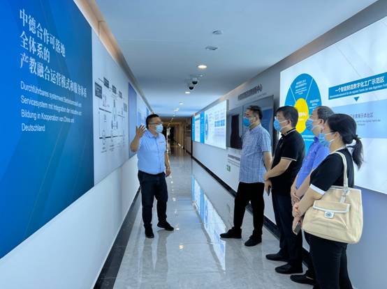 一群人站在火车旁的站台上描述已自动生成